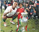  ??  ?? Aconquista do Euro’2016 foi o último momento de felicidade de Nani. Em dois anos, não teve sorte no Valencia e na Lazio