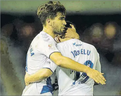  ?? FOTO: TENERIFE ?? Iker Undabarren­a
El centrocamp­ista vizcaíno se abraza con Joselu en un partido del Tenerife