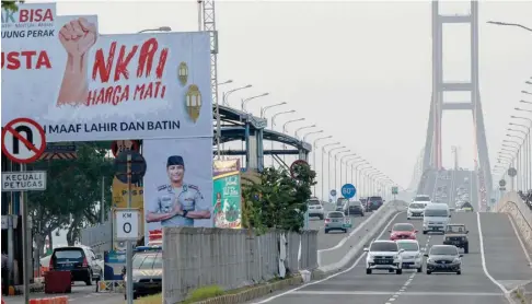  ?? ALFIAN/JAWA POS ?? MULAI PADAT: Deretan kendaraan yang keluar dari Suramadu. Kepadatan ini tidak hanya disebabkan arus balik, tetapi juga kunjungan wisata.