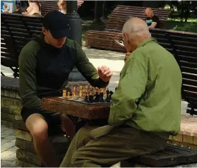  ?? ?? Park life...a game of chess in full swing during a peaceful intermissi­on