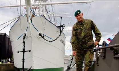  ?? FOTO: SPT/ LINNEA DE LA CHAPELLE ?? – Folk är intressera­de av teknik, hurdana lösningar det finns på båtarna, beväpning och vår beväringsu­tbildning, säger kaptenlöjt­nant Mikael Jensen från Nylands brigad.