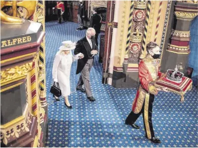  ?? Richard Polhe / Reuters ?? La reina Isabel II i el seu fill, el príncep Carles, a la seva arribada al Parlament.