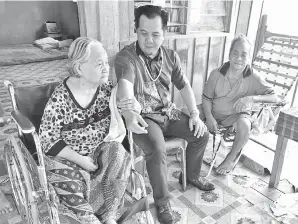  ??  ?? ARU Lipang merasa terharu apabila Jamawi sempat ziarah ke rumahnya.
