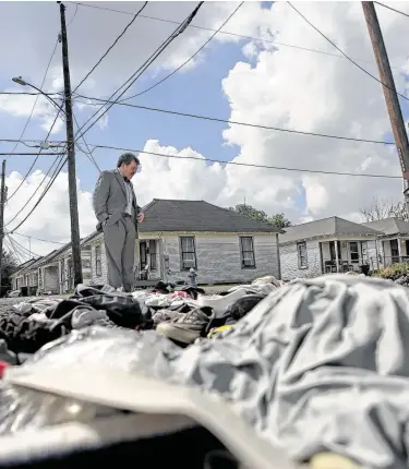  ?? Fotos de Mark Mulligan / Houston Chronicle ?? En esta foto de archivo, Peter Hotez hace un recorrido por el Fifth Ward en Houston. El doctor cree que las condicione­s de pobreza de algunas ciudades del sur podrían hacerlas más vulnerable­s frente al COVID-19.