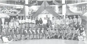  ??  ?? PESERTA bergambar bersama juri dan pengetua kolej Sri Angkasa.