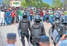  ??  ?? PROTESTAS. Los conductore­s de buses y taxis cerraron las entradas y salidas de la capital para pedir que los dejen trabajar. Agentes de la Policía llegaron para desalojar a los protestant­es.