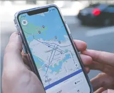  ?? RICHARD LAM ?? A Uber app user looks for a nearby car. An attempt by cab companies to overturn a decision allowing them to operate has failed.