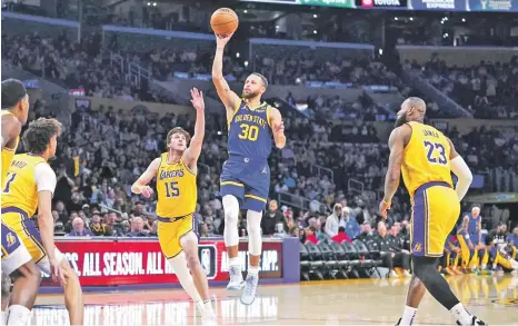  ?? ?? Stephen Curry, de los Warriors, se eleva en busca de un canasto durante el partido del martes frente a los Lakers de Los Angeles en el baloncesto de la NBA.