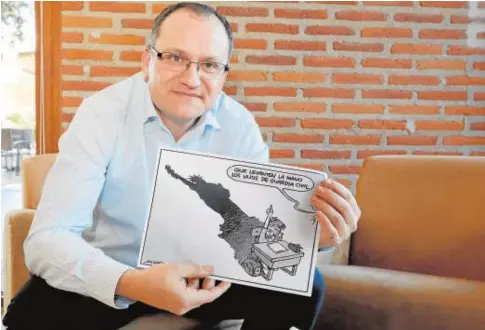  ?? HERAS ?? Nieto, con la viñeta que le ha hecho merecedor del premio Mingote