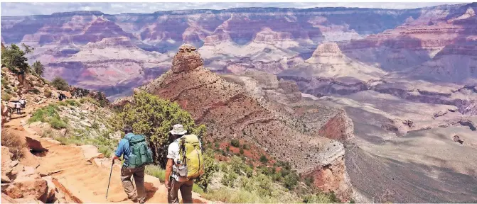  ?? FOTO: SIRENA DUFAULT/ARIZONA OFFICE OF TOURISM/DPA-TMN ?? Das Panorama stimmt: Wanderer unterwegs auf dem South Kaibab Trail im Grand Canyon.