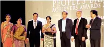  ??  ?? People’s Bank Chairman Hemasiri Fernando offered Gold award to Delgoda branch for highest per employee-based business performanc­e in the presence of Chief Executive Officer/general Manager N. Vasantha Kumar and Deputy General Manager Channel Management...