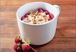  ?? STACY ZARIN GOLDBERG/THE WASHINGTON POST ?? Super-quick “baked” fruit and yogurt mug