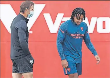  ??  ?? Julen Lopetegui, junto a Koundé en un entrenamie­nto con el Sevilla.