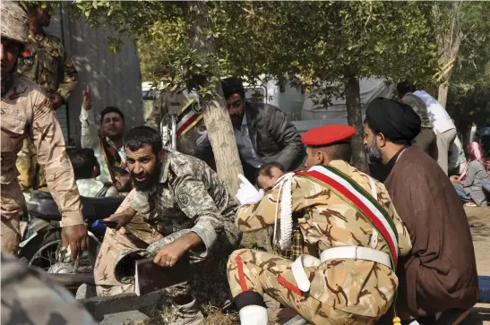  ?? Foto: AP/tt/BehrAd GhAsemi ?? Iranska soldater och civila tar skydd under attacken mot militärpar­aden i Ahvaz.■