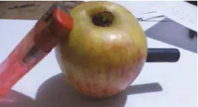  ??  ?? VESTIGIOS.Manzanas y tapas de esferos se usan para consumir marihuana. (Foto referencia­l)