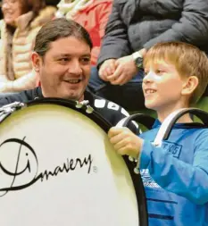  ??  ?? 2014: Billy Sahbaz mit Sohn Luis beim Anfeuern.