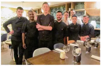  ??  ?? Jean-baptiste Lavergne-morazzani (à gauche) avec l’équipe du Bistrot du 11 dans l’une des deux salles du restaurant.