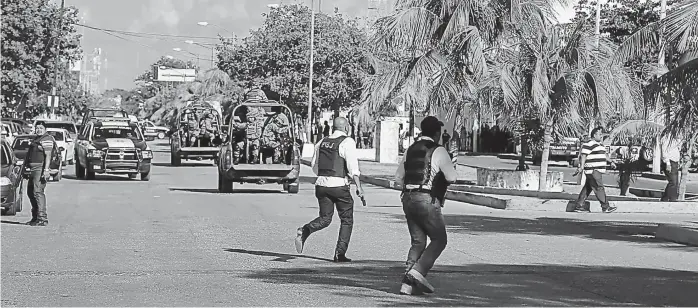  ?? (AP) ?? Cancún, enero 2017. La Policía mejicana persigue a integrante­s de una banda de narcos, después de un tiroteo en pleno centro de uno de los principale­s balnearios turísticos.