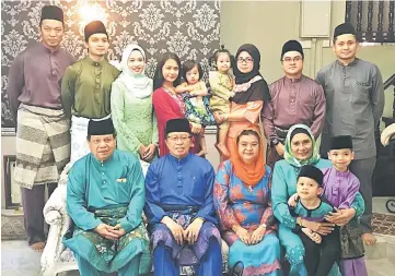  ??  ?? Abang Johari (seated second left) and his wife Datin Amar Datuk Jumaani Tuanku Bujang (seated second right) are flanked by Dr Abang Rauf and his wife Datin Dr Munirah Mohd Hassan in a group photo with family members.