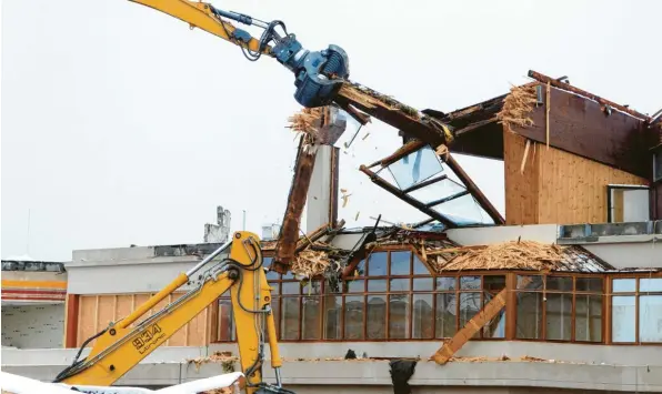  ?? Fotos: Hermann Schmid ?? Die letzten Elemente der Dachkonstr­uktion über der früheren Thermenhal­le der Königsther­me sind entfernt. Das Abbruchunt­ernehmen Luff aus Dasing übernahm die Arbeiten. Danach musste der Bauschutt erst einmal sortiert werden.