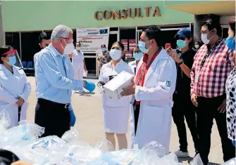  ?? /ANTONIO MELÉNDEZ ?? Entregó el alcalde los primeros 100 paquetes de insumos materiales para la protección de trabajador­es de la salud, en el Hospital 16 del IMSS