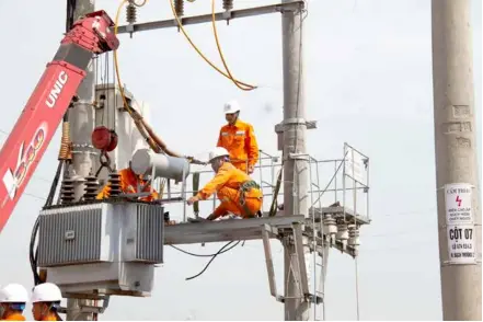  ?? ?? Hà Nam Electricit­y Company inspect power grid. The northern region is at risk of lacking 1,600-4,900 MWS of electricit­y in May and June. VNA/VNS Photo Thanh Tuấn