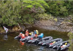  ??  ?? Très pratiques, ces Bombard C5 disposent d’un faible tirant d’eau et se jouent des eaux peu profondes. Ils sont idéals pour débarquer au plus près du rivage, sans risque.