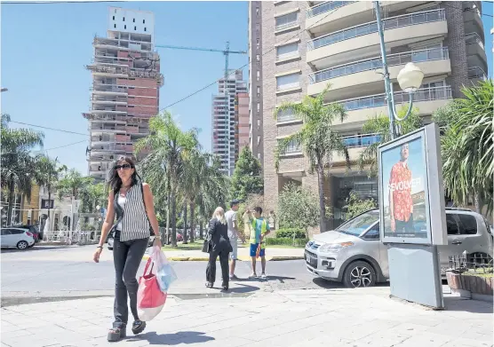  ??  ?? Torres de viviendas y locales gastronómi­cos marcan el ritmo cotidiano en Las Lomitas