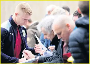  ??  ?? SIGN OF THE TIMES: Skipper Mee shows there’s a sense of togetherne­ss at Burnley