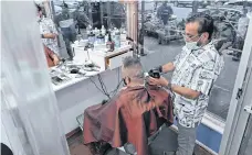  ??  ?? La peluquería­s y barberías de los condados de LA, Orange, Riverside, San Bernardino y Ventura también cerrarán.