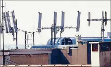  ??  ?? Preoccupaz­ioni Da parte di Sena Civitas per l’installazi­one di antenne di telefonia mobile sul tetto dell’ospedale, dalle Scotte fornite rassicuraz­ioni