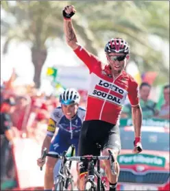  ??  ?? TRIUNFADOR. Marczynski celebra su victoria ante la mirada de Mas.