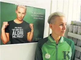  ??  ?? PÅ PLAKATEN: Heidi er stolt av å kunne represente­re arbeidspla­ssen sin på plakater og boards landet rundt. – Det er jo bare stas, sier hun.