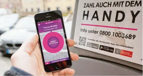  ?? Foto: Julian Stratensch­ulte, dpa ?? In vielen bayerische­n Städten lassen sich Parkgebühr­en bereits mit dem Handy bezahlen – per Anruf, SMS oder App. Bei den Autofahrer­n kommt die moderne Technik al lerdings nur langsam an.