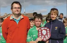 ??  ?? Kilmore captain James Cloney with Dean Goodison, representi­ng People Newspapers, and Angela McCormack of Coiste na nOg.