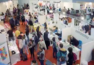  ??  ?? Tra gli stand Al Pisa Book Festival visitatori ed editori indipenden­ti