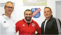  ?? Foto: Hoehne ?? Abteilungs­leiter Holger Sauter (rechts) und sein Stellvertr­eter Hartwig Metzger (links) begrüßen Salih Yilmaz als neuen Trainer beim SV Fuchstal.