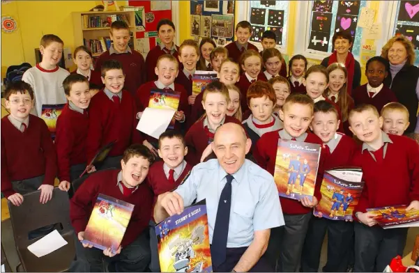  ??  ?? Fire Officer Michael Kenny, Dundalk Fire Station with pupils and teachers from Dun Dealgan National School who took part in the 2004 Primary Schools Fire Safety Programme.