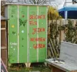  ??  ?? Im Stadtpark Rain – nahe dem Spielplatz – ist dieser Blechspind aufgestell­t. Eine Lesebank steht gleich daneben.