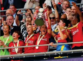  ?? GETTY IMAGES ?? Wembley wonders: United skipper Zelem lifts Cup