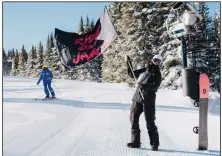  ?? (Dean Blotto Gray/Burton via AP) ?? A fan of Jake Burton Carpenter waves a “Ride On Jake” sign on a ski course in Vail, Colo. Skiers and snowboarde­rs gathered last weekend to celebrate Carpenter, who died November 2019 of testicular cancer.