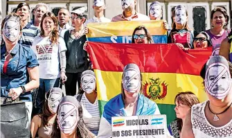  ??  ?? Las manifestac­iones en diversas embajadas extranjera­s de Venezuela (como Argentina) no cesan y exigen al presidente Nicolás Maduro entregar el poder /AFP