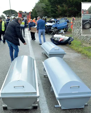  ??  ?? Le bare sull’asfalto L’incidente è avvenuto ieri mattina, quando erano da poco passate le 8. I tre ragazzi tornavano a casa, a Bari, e viaggiavan­o a bordo di una Chevrolet Kalos celeste. Lo schianto è stato frontale