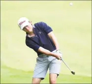  ?? Arnold Gold / Hearst Connecticu­t Media ?? Jackson Fretty hits onto the green on the 18th hole at the State Amateur qualifier at Oronoque Country Club on Tuesday.