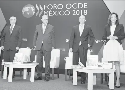  ??  ?? José Narro Robles, secretario de Salud; José Ángel Gurría, secretario general de la OCDE; José Antonio González Anaya, secretario de Hacienda, y Mónica Aspe, embajadora mexicana ante el organismo multilater­al, durante la inauguraci­ón del foro Un futuro...