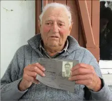  ?? (Photo Y. S.) ?? Témoin d’une époque, Fernand a conservé un permis de conduire en allemand délivré par les autorités nazies pendant sa période du STO, Outre-Rhin.