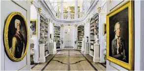  ?? BILD: SN/MAIK SCHUCK ?? Die Herzogin Anna Amalia Bibliothek, einst Goethes Arbeitspla­tz, ist ein Rokoko-Juwel in Weimar.
