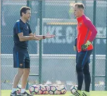  ?? FOTO: PEP MORATA ?? Unzué y Ter Stegen, charlando en el entrenamie­nto