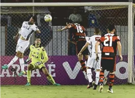  ??  ?? Leandro Damião, de cabeça, faz o primeiro gol do Flamengo no Fla-Flu