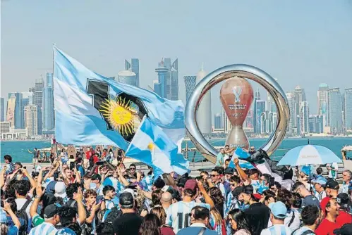  ?? Christophe­r Pike / Bloomberg ?? Banderas argentinas frente al skyline de Doha, ayer